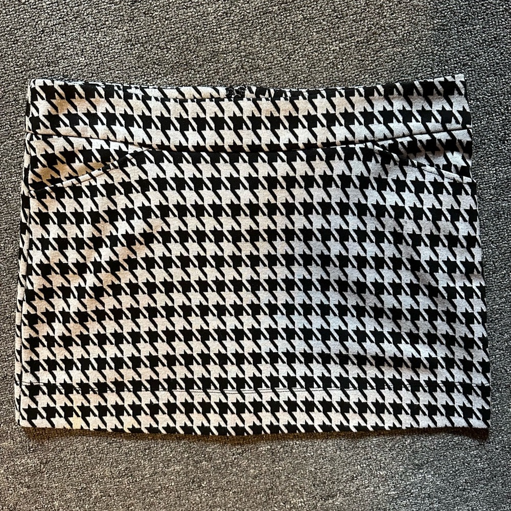 Stylish Black and White Houndstooth Skirt